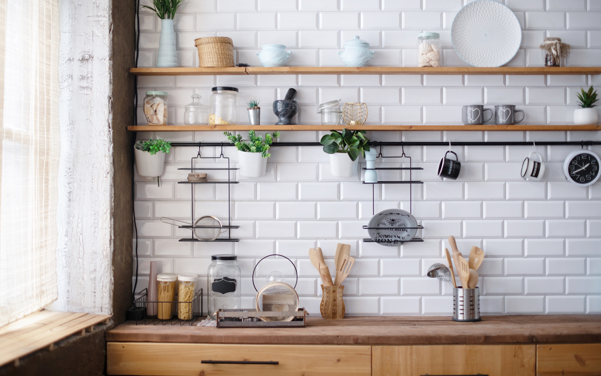 Модные кухни без верхних шкафов: особенности и преимущества