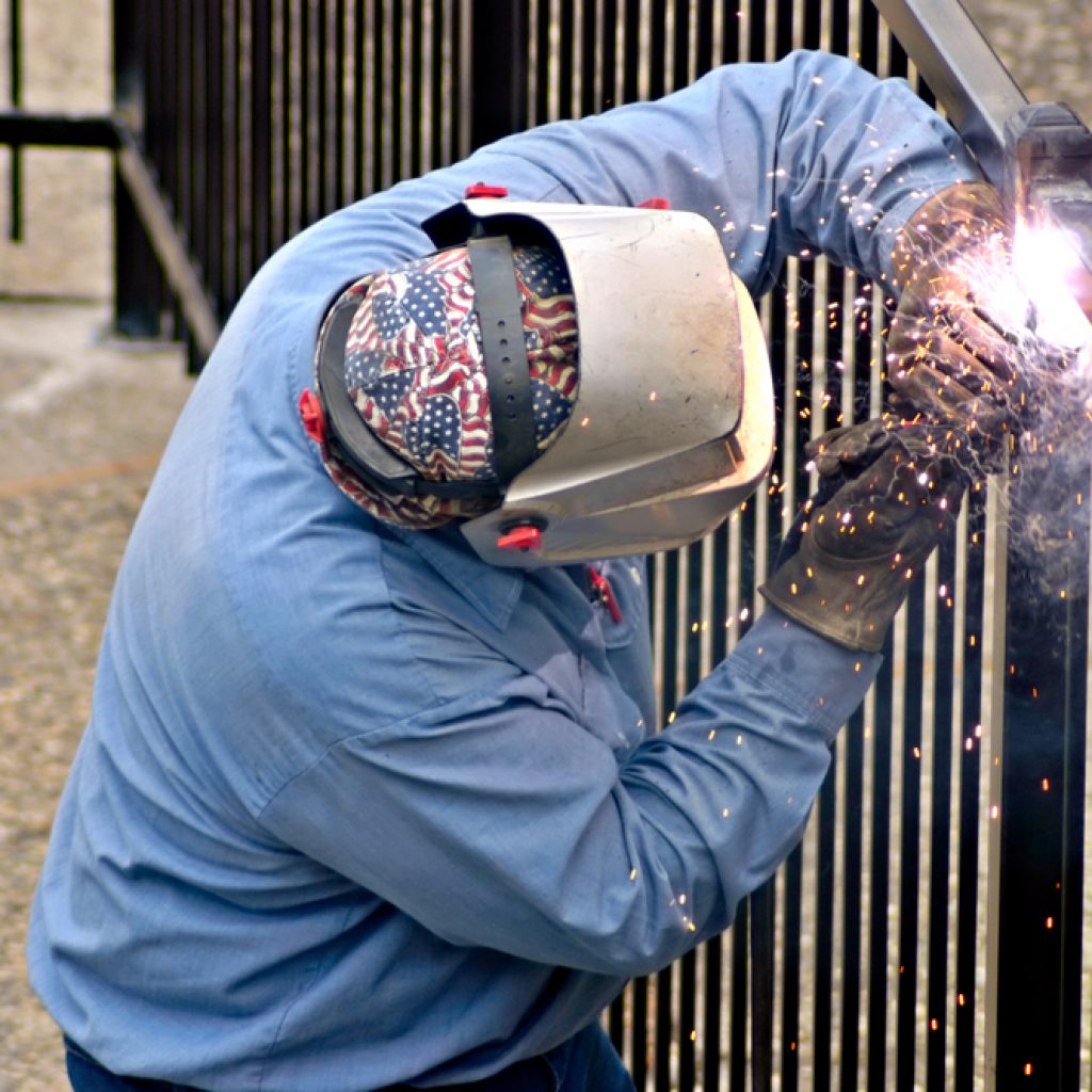 Главное о сварном заборе из стали: монтаж и несколько полезных советов