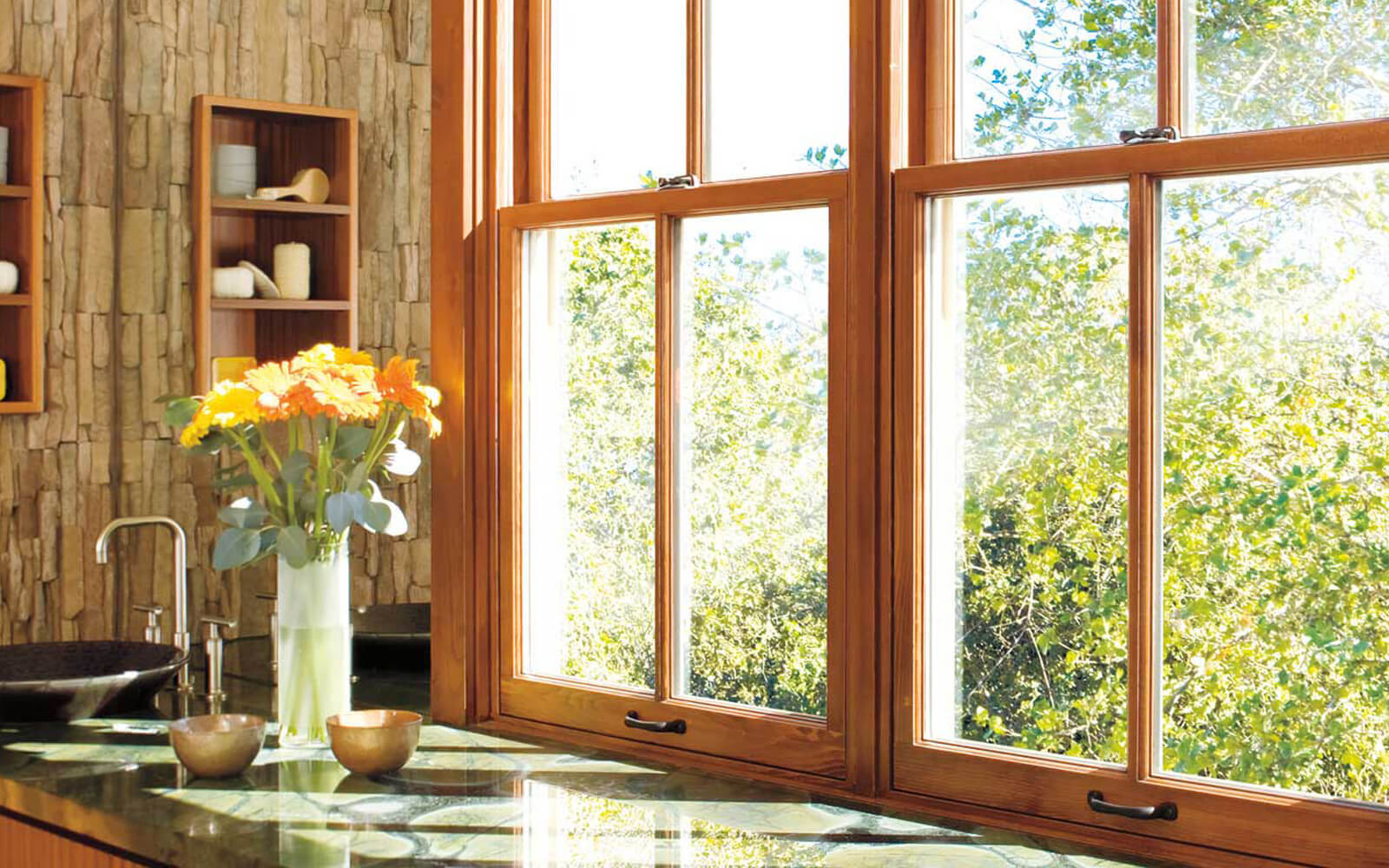 Окна вт. Окна WINDOORS. Деревянное окно осв. Пластико-деревянные окна. Современные деревянные окна.